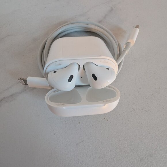 Apple AirPods 2nd Generation with Charging Case - White - Picture 4 of 11